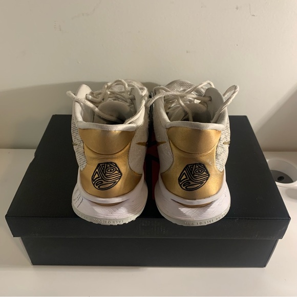 Kyrie 7 White/Metallic Gold-Black Men’s 10 - Picture 4 of 10